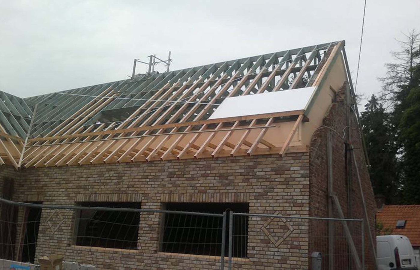 Nieuwbouw — geplaatste dakgoten en regenafvoer