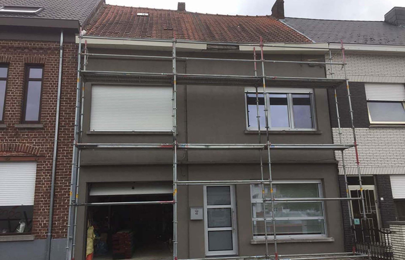 Dakrenovatie — stelling op gevel