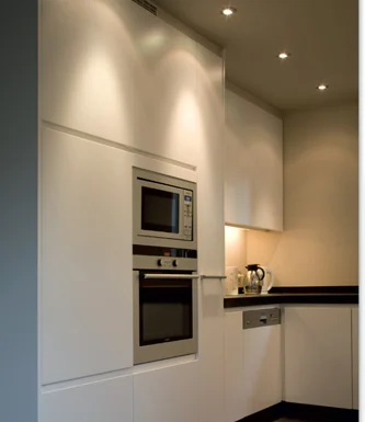 Moderne keuken met ingewerkte spots — installatie door Jorgen Van Geert.