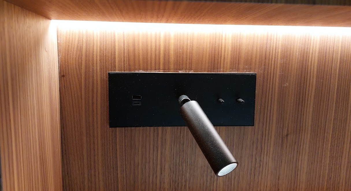 Inbouwspot en leeslamp in houten niche