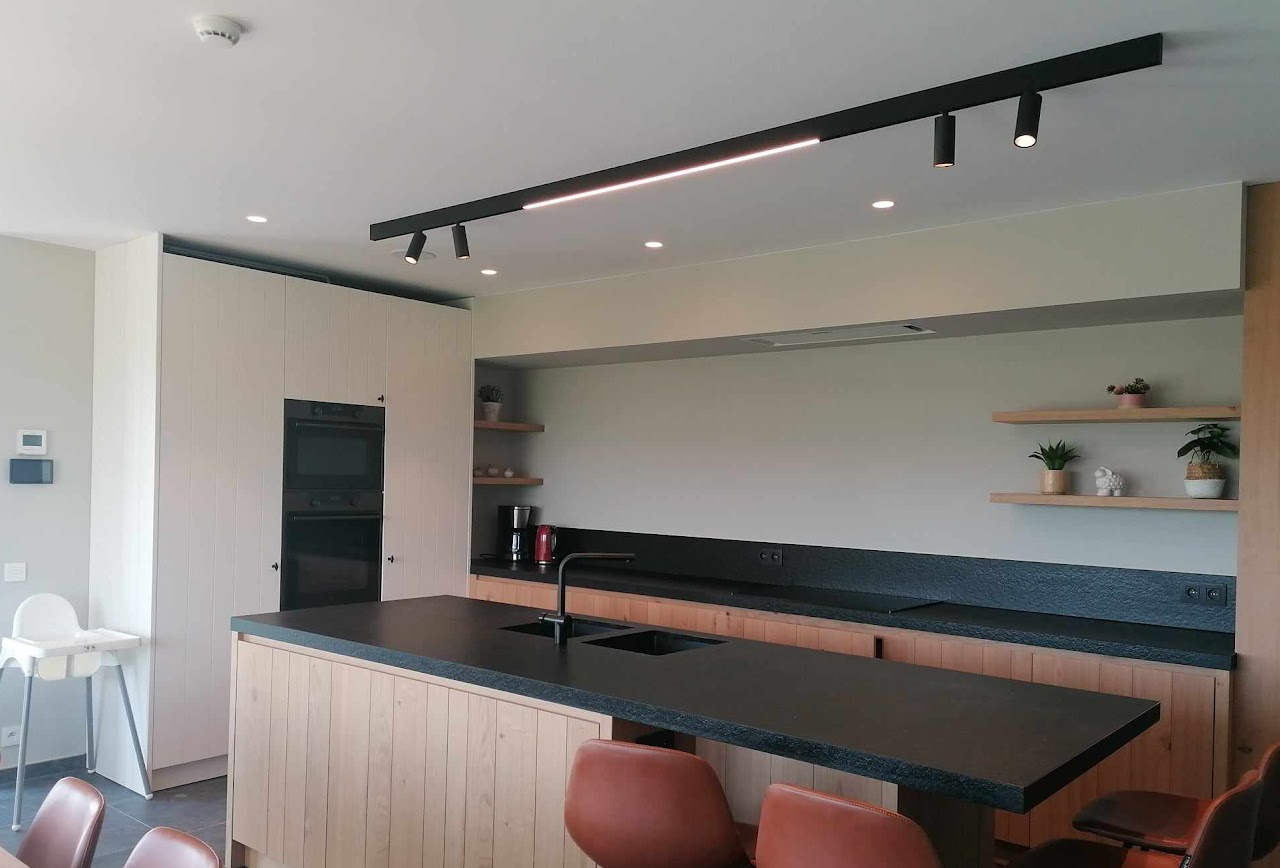 Moderne keuken met zwarte track-verlichting en inbouwspots — project Vandewoude Elektro