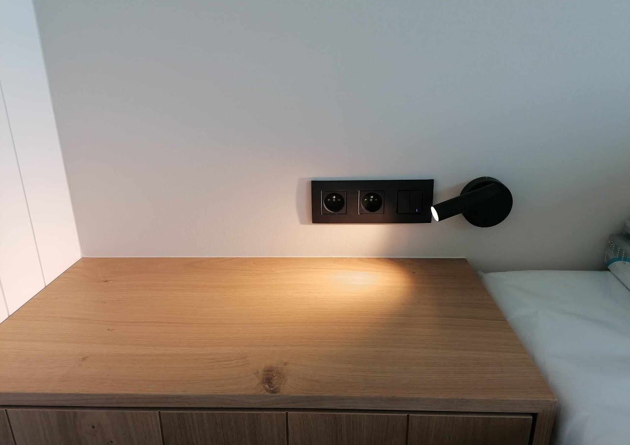 Slaapkamer-leeslamp met stopcontact