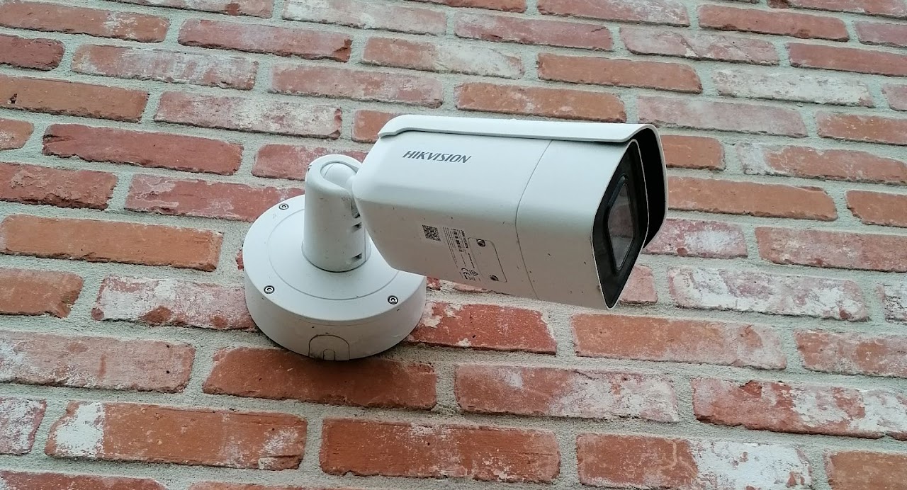 Buitencamera op bakstenen gevel