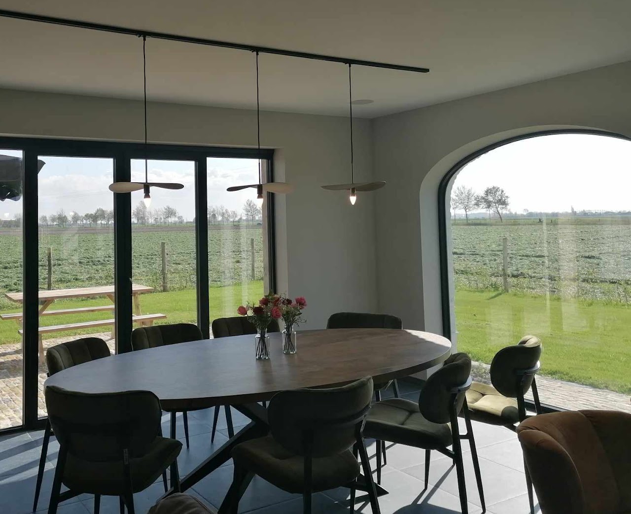 Eettafel met hanglampen — nieuwbouw West-Vlaanderen