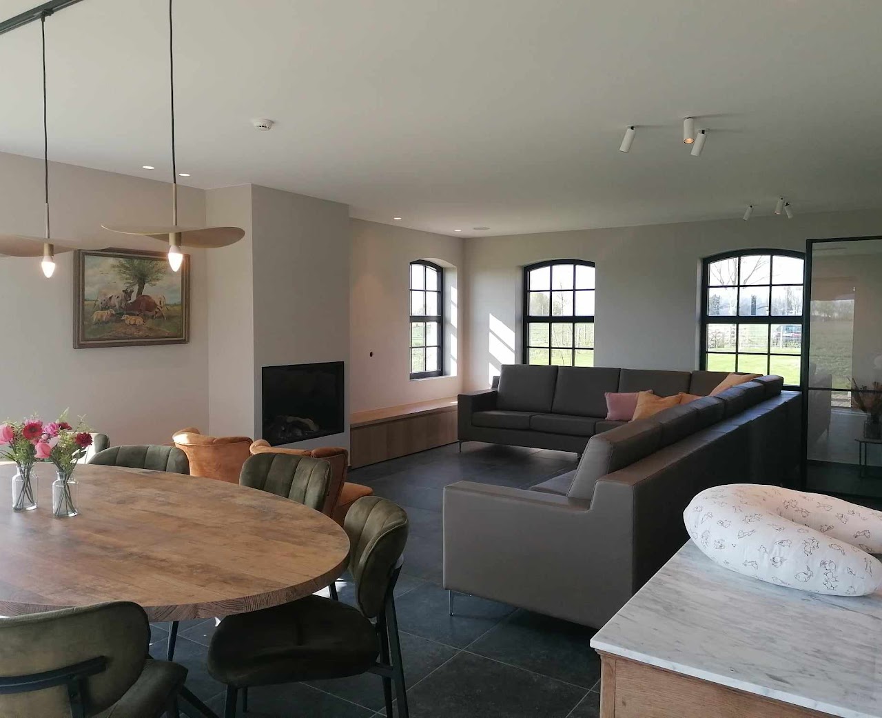 Open living met eettafel en zitbank